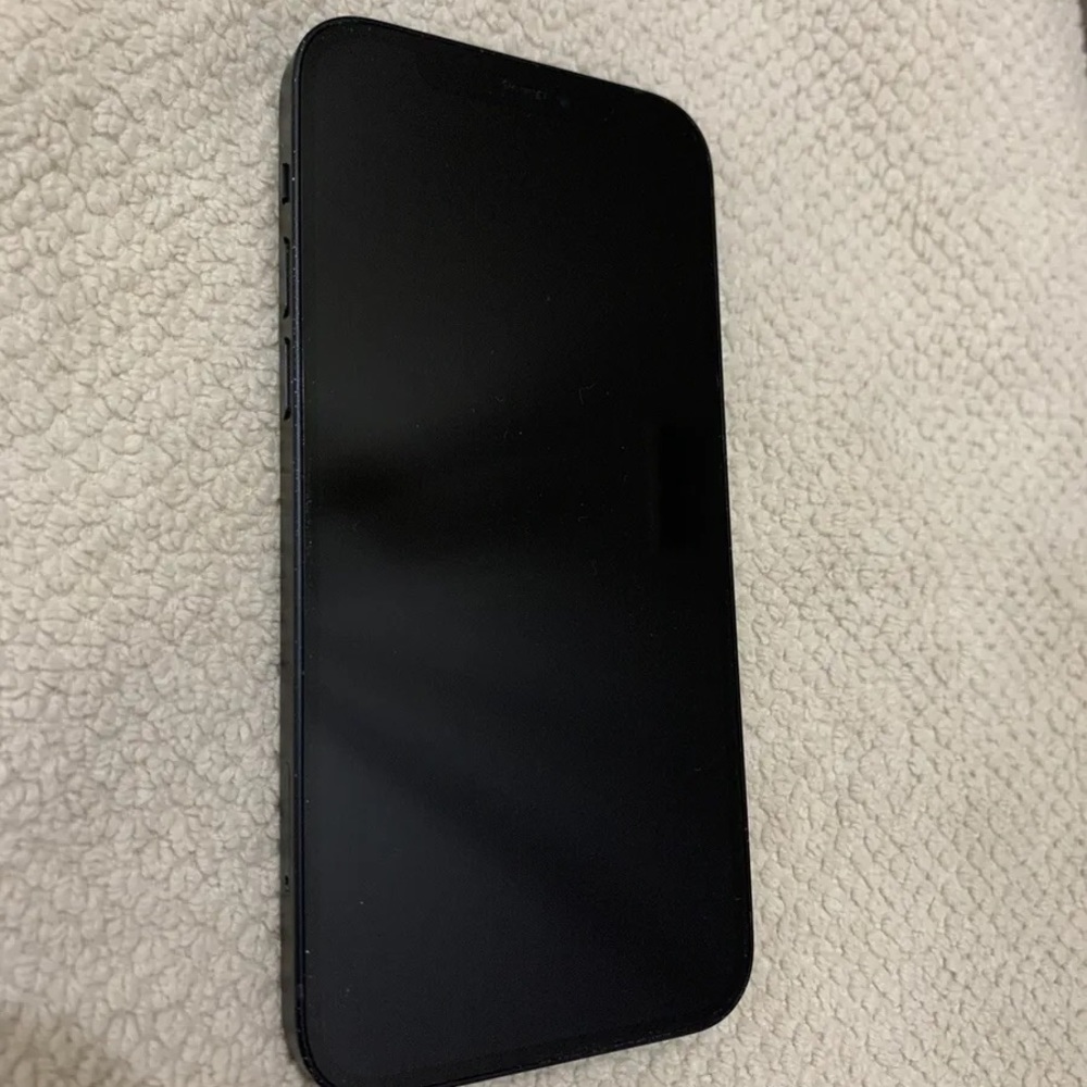 iPhone 12 - Picture 2 of 5
